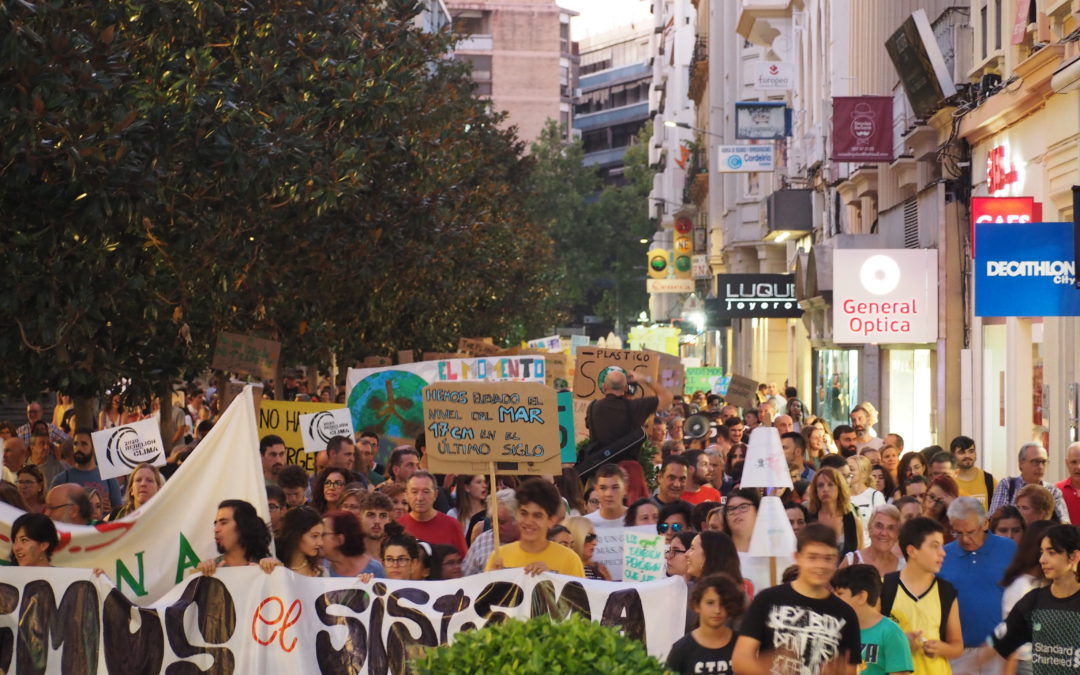 Miles de personas salen a las calles exigiendo un cambio de sistema, no de clima